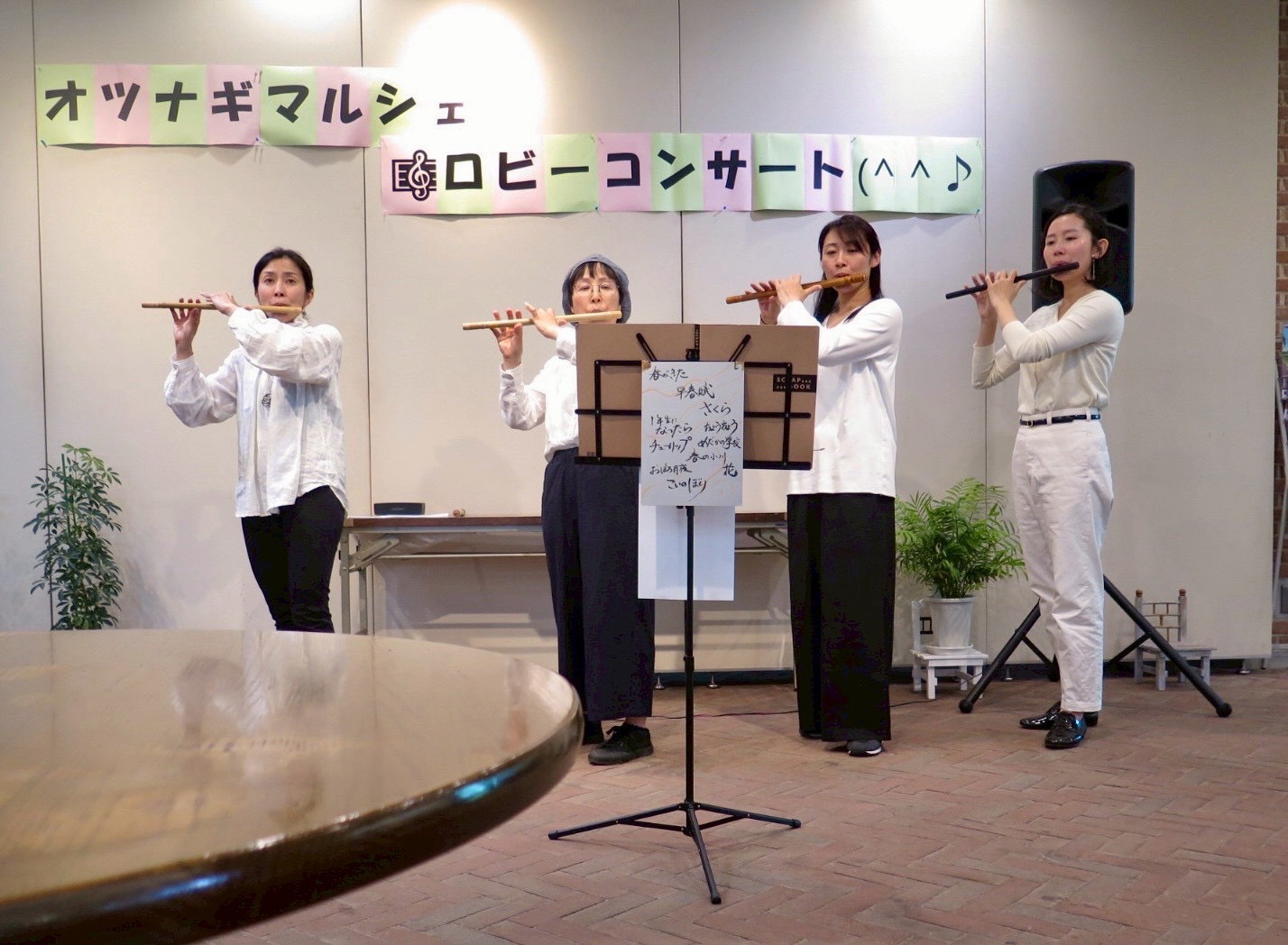 篠笛を演奏するASOBUEのメンバー