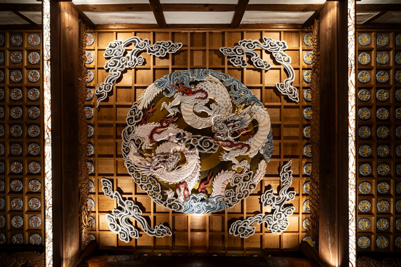 廣現寺の本堂天井を覆う二体の龍の彫刻画